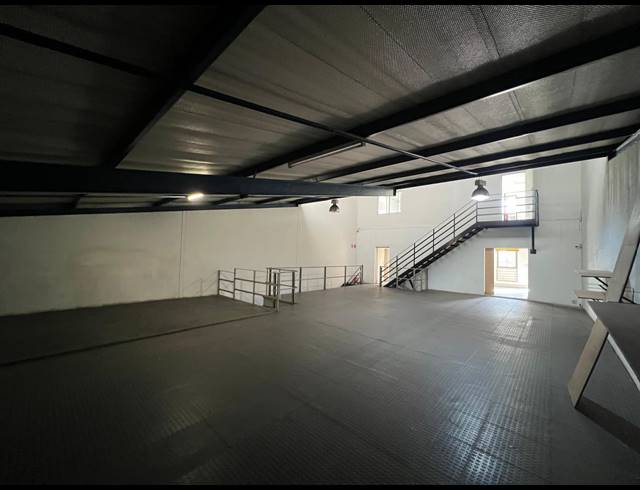430M² WAREHOUSE TO LET IN STRIJDOMPARK